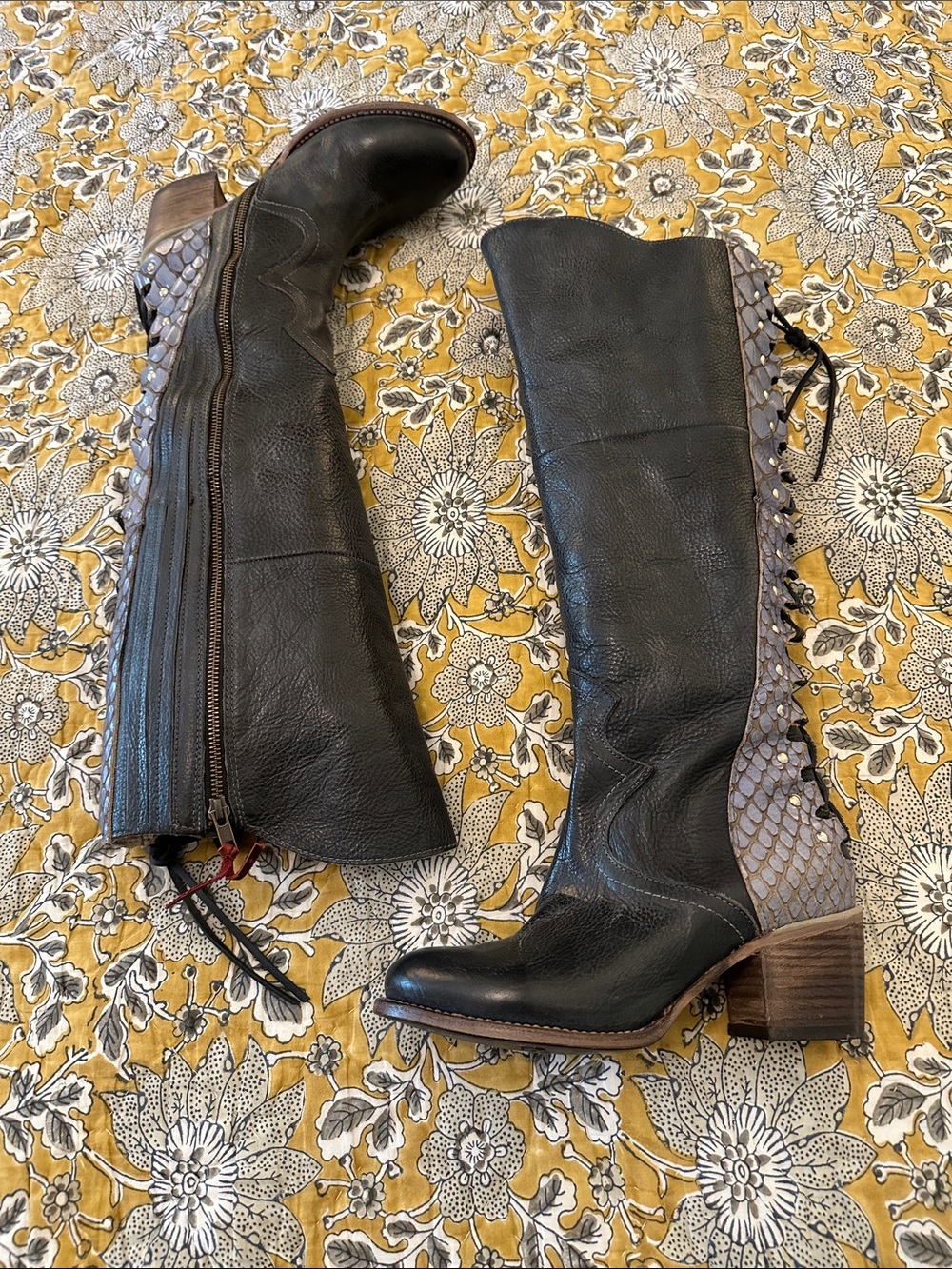 Freebird Catrina Navy and blue snakeskin  Boot nwob size 9
